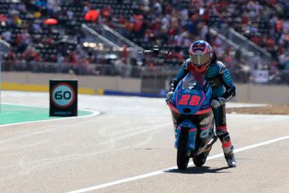 Máximo Quiles suma su séptima victoria de la temporada y es más líder de Moto3