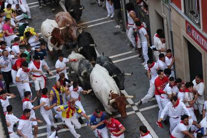 Rápido segundo encierro de los Sanfermines con un herido por asta de toro