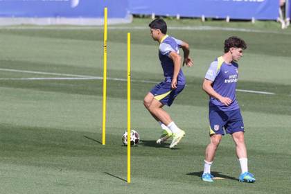 Julián Alvarez se prueba antes del duelo ante el Arsenal