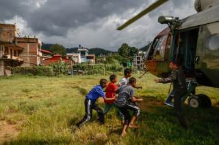 El temor a una nueva riada en Nepal desata el éxodo y complica las labores de rescate