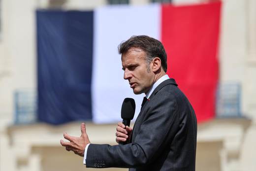 Macron presiona a la UE para prohibir las redes sociales a menores de edad