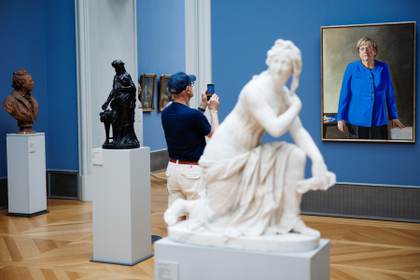 Un museo de Berlín exhibe un retrato de Angela Merkel antes de destinarlo a la Cancillería