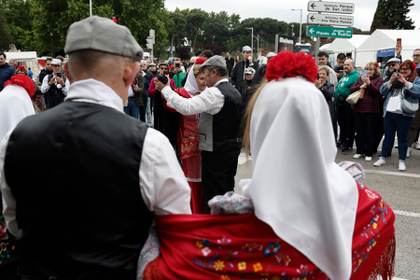 Los claveles florecen por un San Isidro que defiende la identidad castiza y multicultural