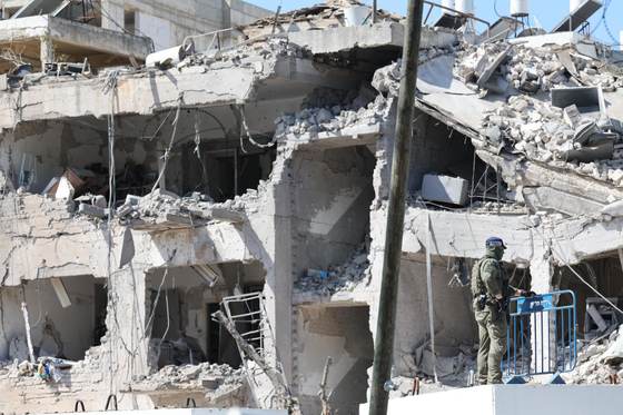 Tel Aviv evacúa a 200 residentes tras el impacto de un misil iraní que causó una muerte