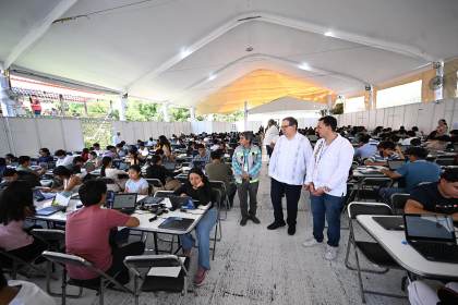 Rector de la UNAM supervisa examen presencial que busca corregir crisis por uso de IA