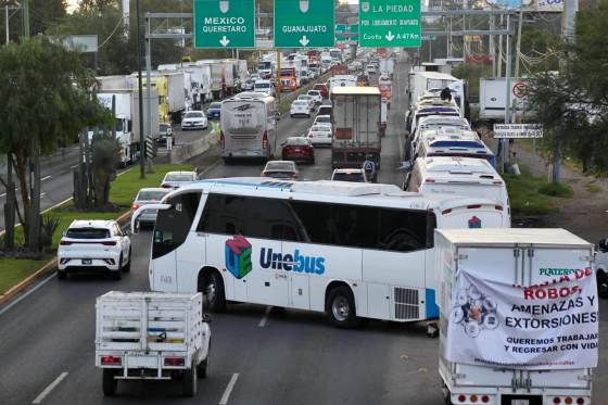 México defiende recorte de beneficios "excesivos" ante bloqueos de transportistas