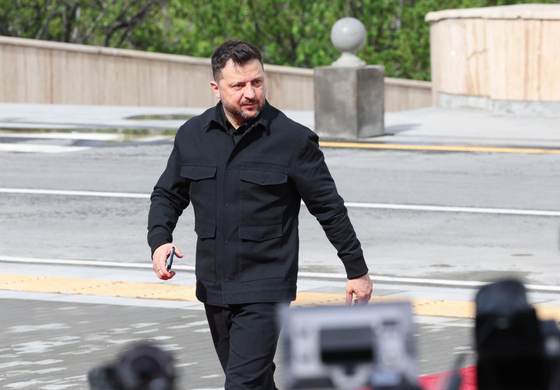Zelenski saluda la ausencia de ataques masivos, pero lamenta la falta de tregua en el frente