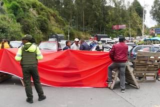 Paso entre Colombia y Ecuador vuelve a quedar bloqueado en protesta por guerra comercial