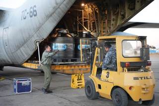 Avión argentino traslada doce toneladas de carne de pollo a ciudades bloqueadas en Bolivia