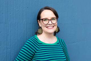 En EE.UU. muchos quieren controlar lo que se lee, dice la autora de cómic Raina Telgemeier