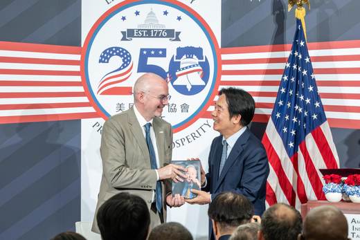 El presidente taiwanés regala la autobiografía del fundador de TSMC a Donald Trump