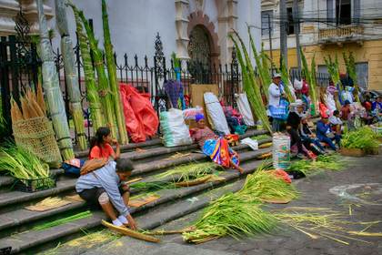 Campesinos hondureños ofrecen palmas y cruces en templos en víspera del Domingo de Ramos
