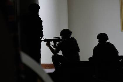 Noche de disparos: el misterio del día en el que huyó del Senado el socio de Duterte
