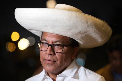 El candidato Roberto Sánchez llega al debate presidencial de Perú con sombrero de Castillo