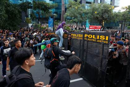 Miles de jóvenes indonesios protestan contra la gestión económica y social de Prabowo