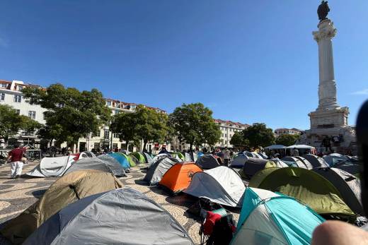 Miles de personas deciden en Lisboa seguir mañana con la acampada por la vivienda