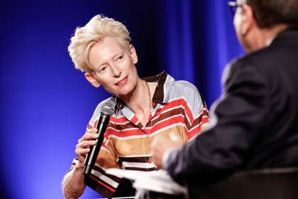 Tilda Swinton defiende en Cannes la inteligencia de los humanos sobre la de la IA