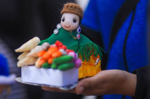 La Paz pide prosperidad tras el conflicto con una pequeña feria de los deseos en miniatura