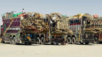 El éxodo de afganos desde Pakistán se triplica tras la orden de arresto a indocumentados