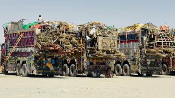 El éxodo de afganos desde Pakistán se triplica tras la orden de arresto a indocumentados