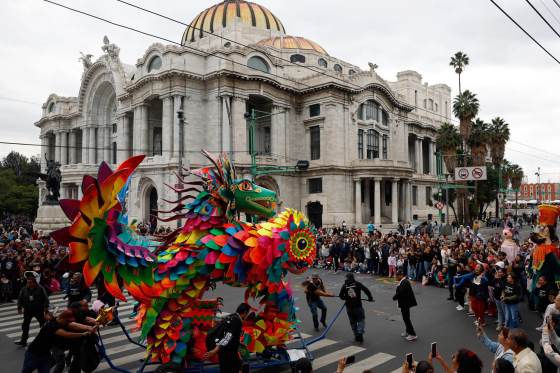 Alebrijes gigantes desfilan y llenan de fantasía y color las calles de Ciudad de México