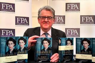 Trump pidió copia del último retrato de Isabel II para ponerlo en Mar-a-Lago, dice autor