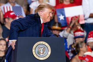 Manifestantes interrumpen a Trump dos veces durante un mitin en Texas