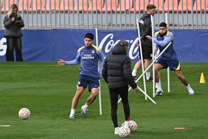 Simeone ve a Obed Vargas "muy trabajador, muy humilde y abocado a querer mejorar"