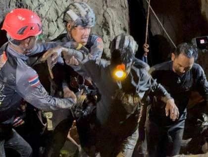 Rescatan a cinco mineros atrapados en una cueva de Laos