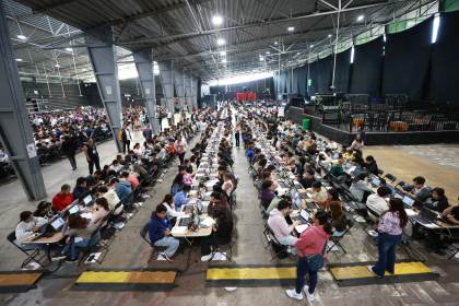 Miles hacen prueba presencial de UNAM en el Palacio de los Deportes tras anomalías con IA