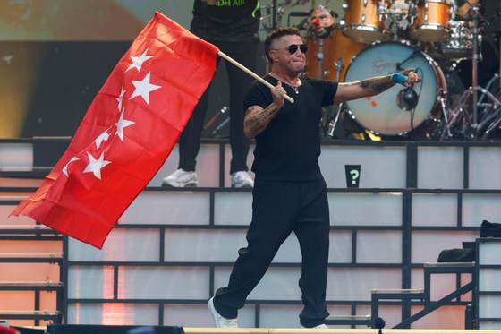 Un Alejandro Sanz emocionado agita en Madrid su bandera de las canciones para siempre