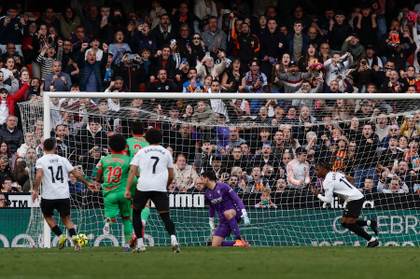 1-0. Ramazani da alas al Valencia desde el punto de penalti