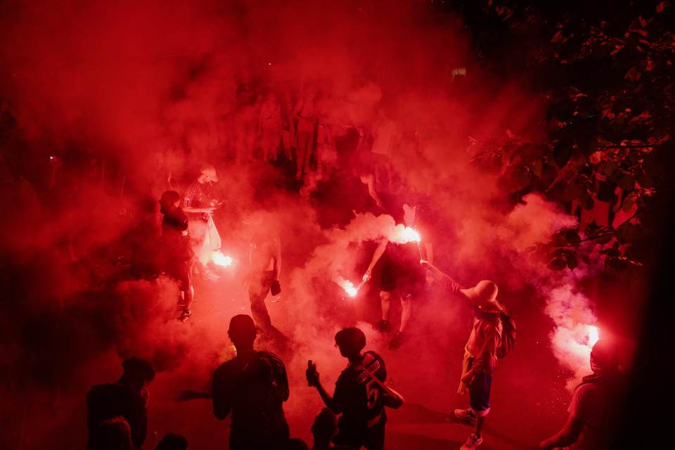 Tras una agitada noche, PSG desfilará junto a la Torre Eiffel y será recibido por Macron