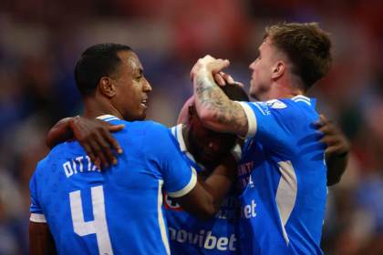 El campeón Cruz Azul vence al Necaxa y detiene racha de derrotas