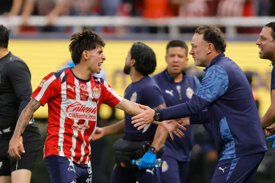 El Guadalajara de Milito visita al Cruz Azul del nigeriano Ebere en semifinales