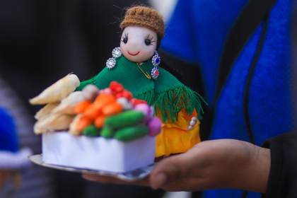 La Paz pide prosperidad tras el conflicto con una pequeña feria de los deseos en miniatura