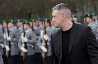 Miles de ucranianos protestan en las calles contra el cese del ministro de Defensa