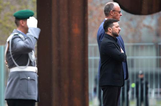 Zelenski y Merz recorren en la Cancillería una muestra de drones de producción conjunta