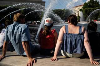 Millones de estadounidenses permanecen bajo alertas de calor y lluvias intensas