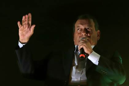 El excandidato Jorge Nieto (centro) anuncia que viciará su voto en las presidenciales de Perú
