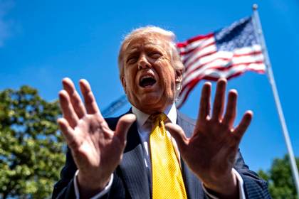 Trump llama "tonta" a reportera que indagó por costo del salón de baile de la Casa Blanca