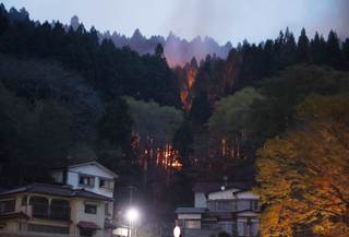 Miles de desplazados y 8 edificios quemados en el cuarto día de incendio forestal en Japón