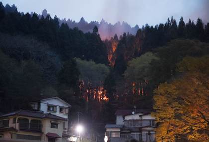 Miles de desplazados y 8 edificios quemados en el cuarto día de incendio forestal en Japón