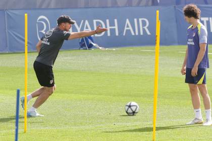 Simeone enfoca al Sevilla sin Giménez, Hancko, Barrios y Cardoso