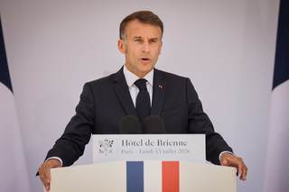 Macron: Europa defenderá libertad y derecho "al precio de la sangre si fuese necesario"
