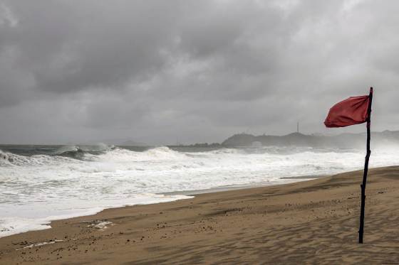 Polo se fortalece frente a costas de México y podría convertirse en huracán este lunes