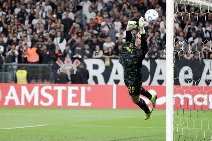 2-0. Corinthians vence a Peñarol y mantiene paso perfecto