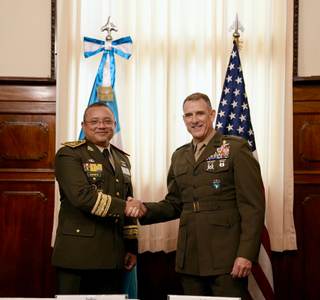 Jefe del Comando Sur de EE.UU. viaja a Guatemala tras polémica por posibles ataques aéreos