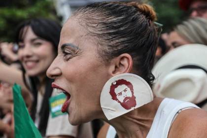 Caetano Veloso convierte la playa de Copacabana en un escenario musical por la democracia