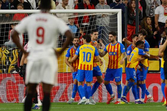 0-2. El Valencia, muy efectivo, toma oxígeno y deja muy tocado a un impotente Sevilla